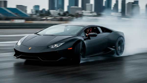 Как работать рулём при заносе